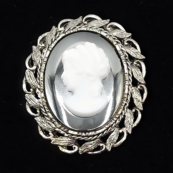 Vintage-Inspired Silver and White Cameo Brooch - Picture 3 of 8